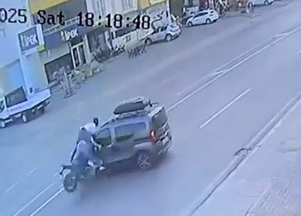 Kaza yapan motosikletteki yolcu, havada üç takla attı: O anlar kamerada