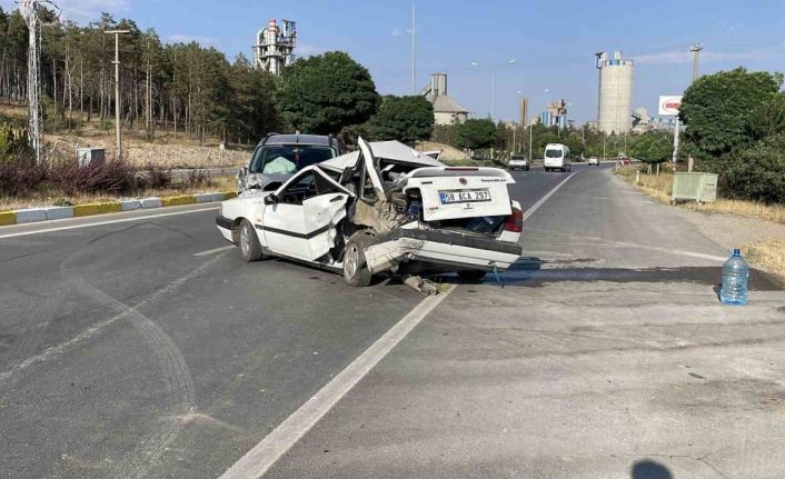 Kazada Fiat marka otomobil hurdaya döndü, sürücüsü yaralandı