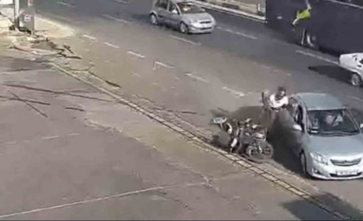 Kazada motosiklet sürücüsü çarpıştığı otomobilin kapısına tutunup sonra yere düştü