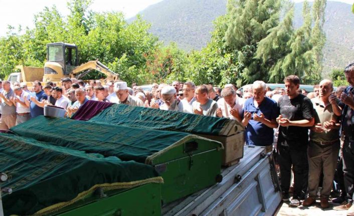 Kazada ölen anne, böbreğini verdiği oğlu ve kızı son yolculuğuna uğurlandı