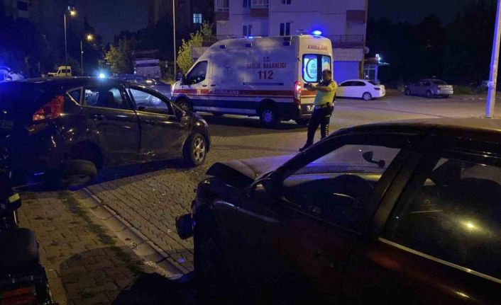 Kazada savrulan otomobil park halindeki otomobile çarptı: 2 yaralı