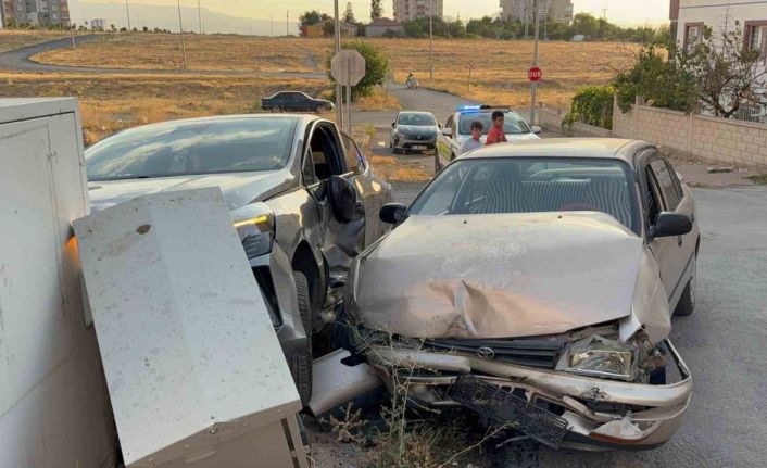 Kazada savrulan otomobil trafoya çarptı, yangın çıktı