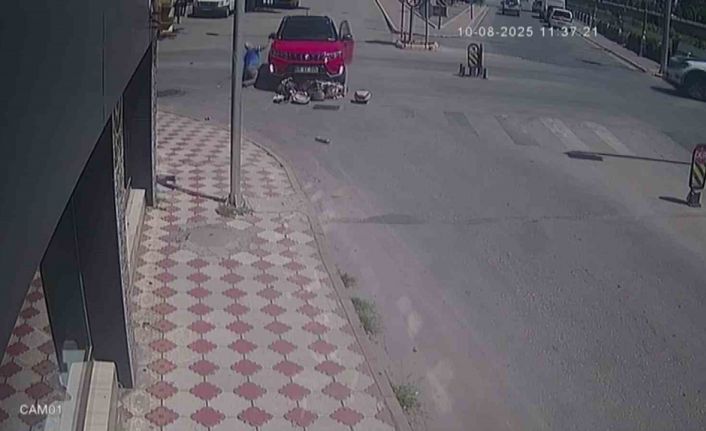 Kazada yere düştü, öfkelenip otomobilin camına ve dikiz aynasına yumruk attı