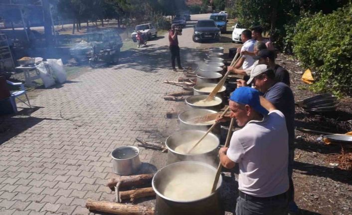 Kazanlar imece usulü keşkek ve aşure şöleni için kaynadı