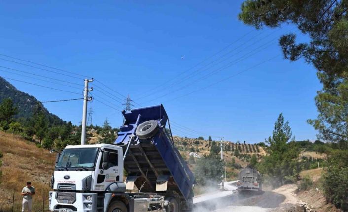 Kemer Ovacık Mahallesi’nin 3.5 kilometrelik yolu asfaltla buluştu