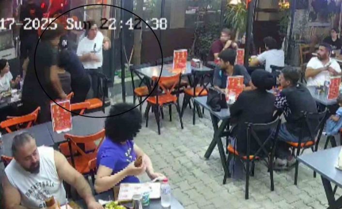 Kendi başına gelenden ders alıp, önce eşinin sonra da köfte yerken boğulma tehlikesi geçiren kadının hayatını heimclich manevrasıyla kurtardı