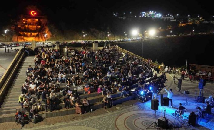 Kirazlıdere’de cuma akşamları müzik ziyafeti yaşanıyor