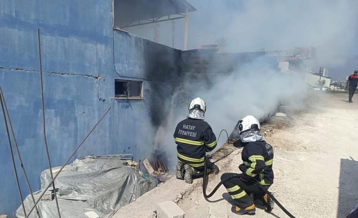 Kırıkhan’da fabrikanın deposunda yangın çıktı