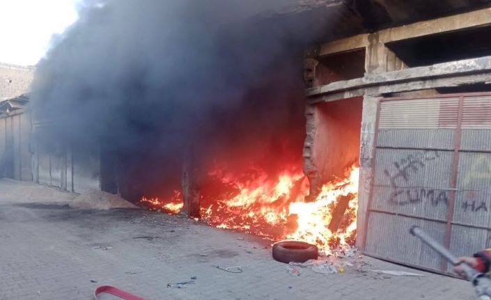 Kırıkhan’da iş yeri alevlere teslim oldu