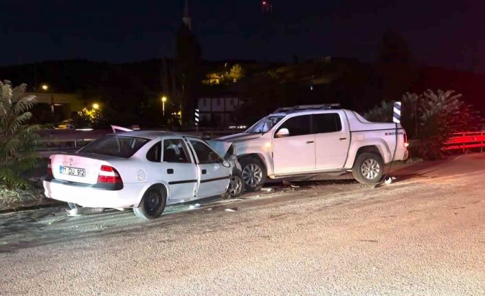 Kırıkkale’de otomobil ile kamyonet kafa kafaya çarpıştı: 3 yaralı