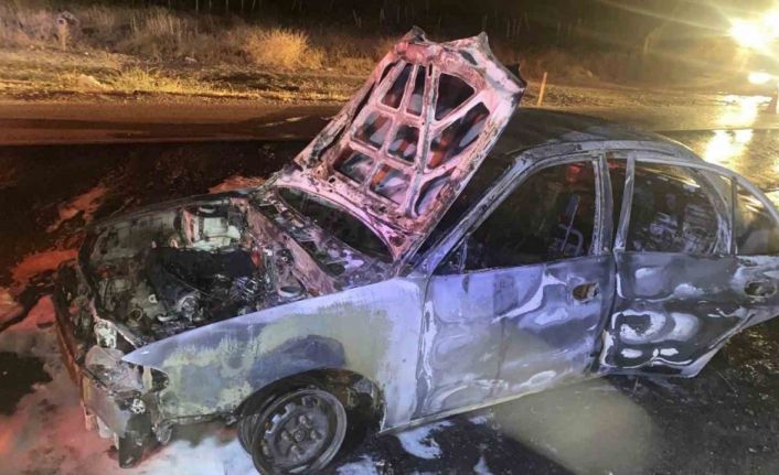 Kırıkkale’de seyir halindeki araç alev alev yandı: 2 yaralı