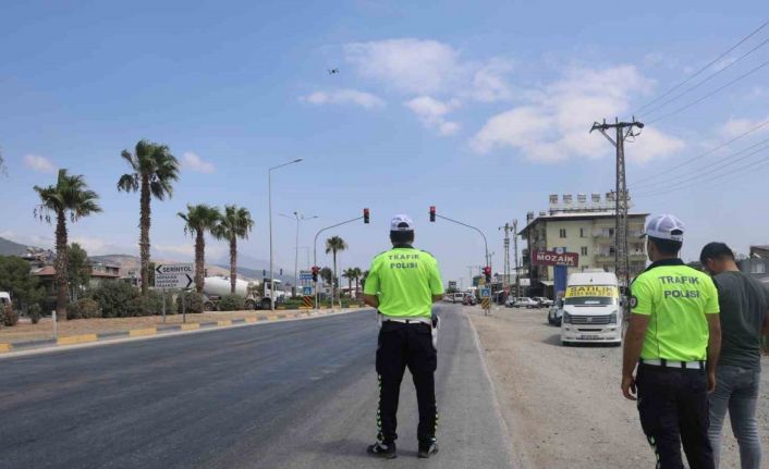 Kırmızı ışıkta durmayarak polisin dron kamerasına yakalanan sürücü: "Allah devletimizden razı olsun"