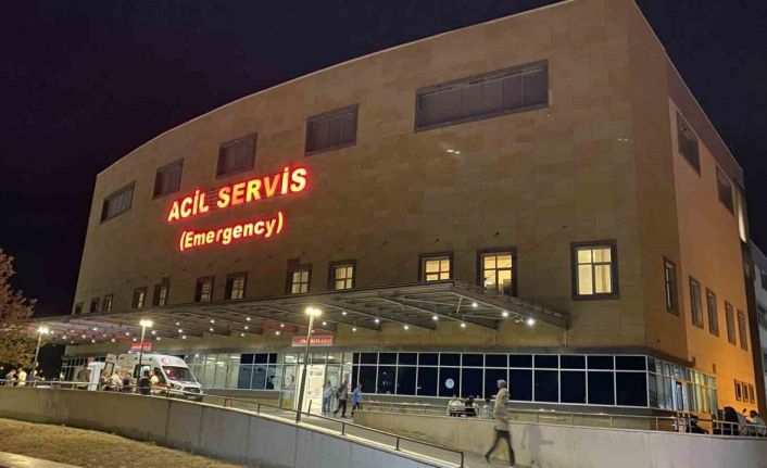 Kırmızı ışıkta geçen motosiklet ciple çarpıştı: 1’i ağır 2 yaralı