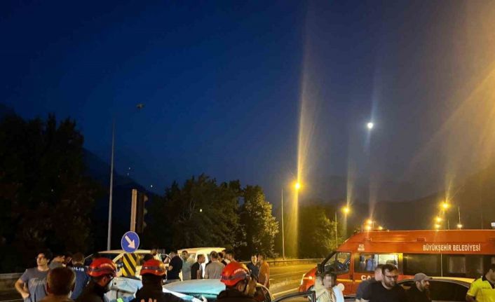 Kırmızı ışıkta geçen otomobil, araca çarptı: 5 yaralı