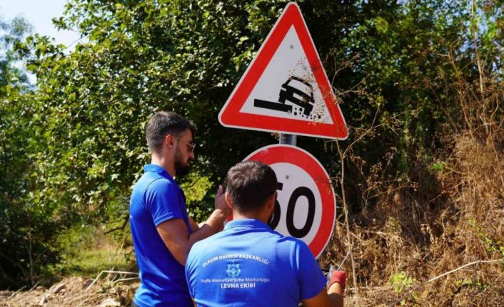 Kırsal ulaşımda levhalar yenileniyor