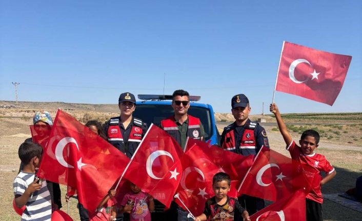 Kırşehir’de jandarma, tarım işçilerinin çocuklarıyla buluştu