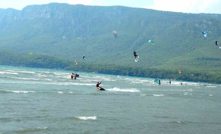Kitesurf’ün dünyadaki en elverişli noktalarından biri Ula Akyaka