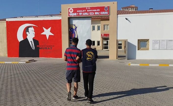 Kıyafet değiştirerek tanınmamaya çalışan cezaevi firarisi jandarmadan kaçamadı