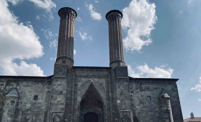 Klasik otomobil tutkunları Erzurum’da buluşuyor