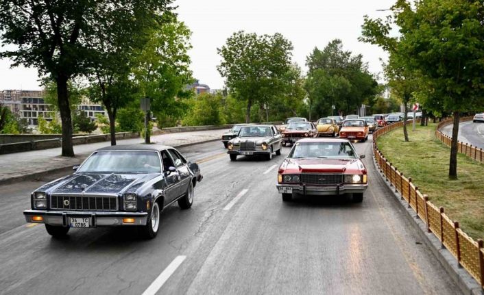 Klasik otomobiller Erzurum’da görücüye çıktı