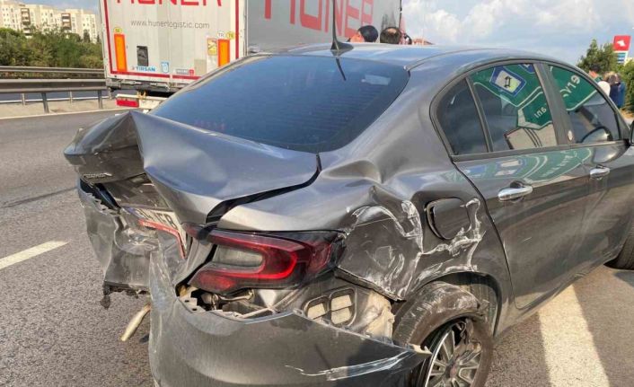 Kocaeli TEM Otoyolu’nda 4 araçlı zincirleme kaza