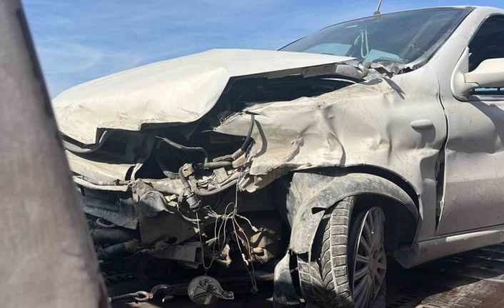 Kocaeli’de bariyerlere çarpan otomobildeki 4 kişi yaralandı