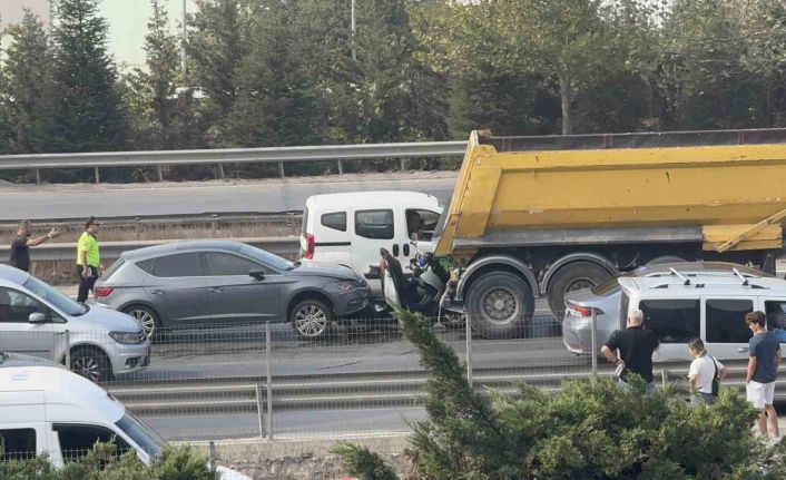 Kocaeli’de feci kaza: Motosiklet sürücüsü kamyonla otomobil arasına sıkıştı