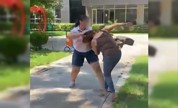 Kocasıyla birlikte parkta bastığı kadını saçından sürükledi