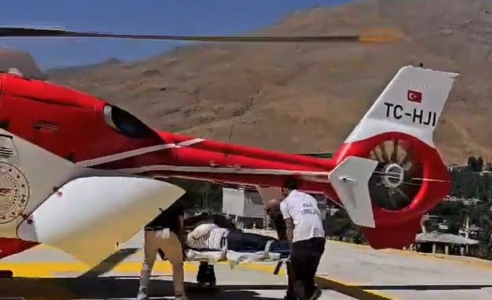 Kolu kırık hasta ambulans helikopter ile Van’a getirildi