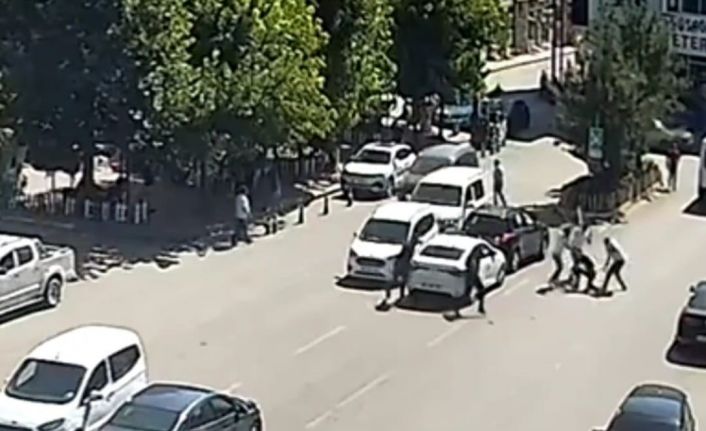 Kombi tartışması hastanede bitti: 5 kişi kiracıyı cadde ortasında sopalarla dövdü