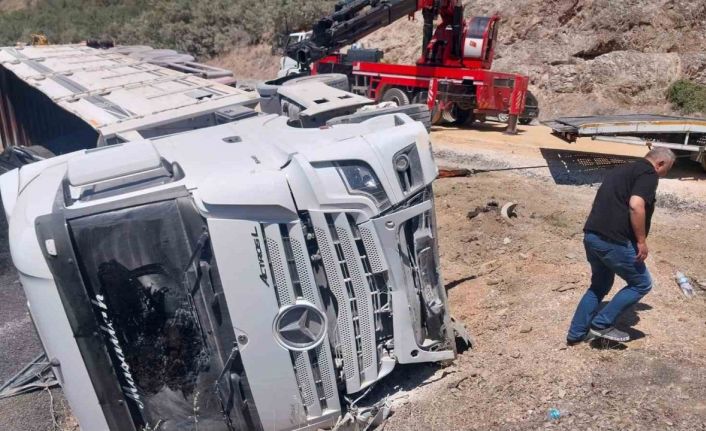 Kömür yüklü tır devrildi: Sürücünün burnu bile kanamadı