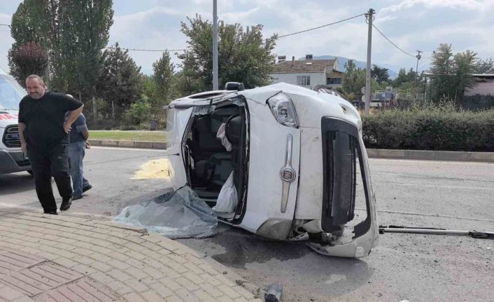 Kontrolden çıkan araç taklalar attı, 2 kişi yaralandı