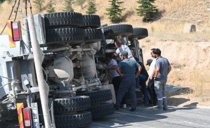 Kontrolden çıkan beton mikseri refüje devrildi: 1 yaralı