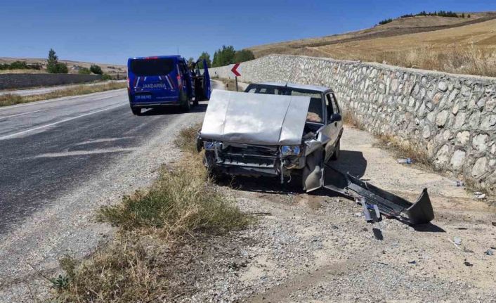 Kontrolden çıkan Fiat Tofaş otomobil duvara çarptı: 2 yaralı