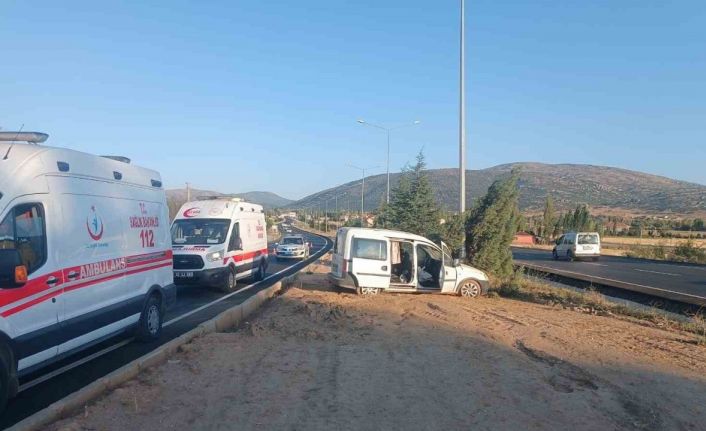 Kontrolden çıkan hafif ticari araç direğe çarptı: 5 yaralı