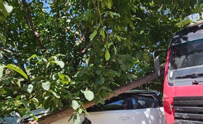 Kontrolden çıkan kamyon otomobile çarparak durdu