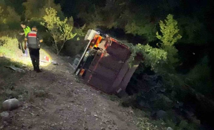 Kontrolden çıkan kamyon şarampole yuvarlandı: 3 yaralı