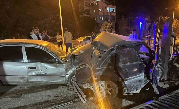 Kontrolden çıkan otomobil park halindeki araca çarptı... O anlar kamerada