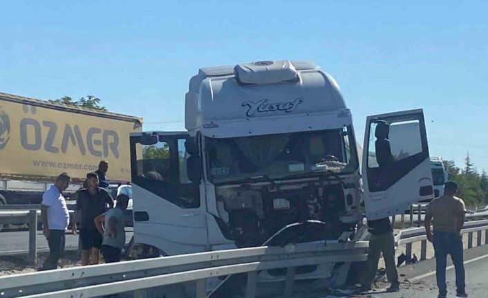 Kontrolden çıkan tır refüje çarparak durabildi