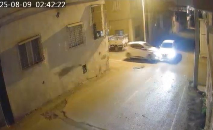 Kontrolsüz giriş yaptıkları sokak kesişimde kafa kafaya çarpıştılar