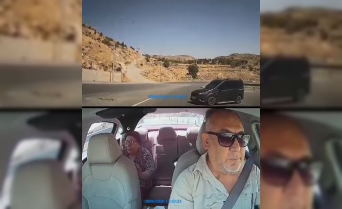 Kontrolsüz şekilde yola çıkan aracın kaza yaptığı anlar kamerada