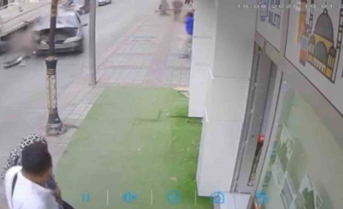 Kontrolünü kaybeden sürücünün caddeyi birbirine kattığı kaza kamerada