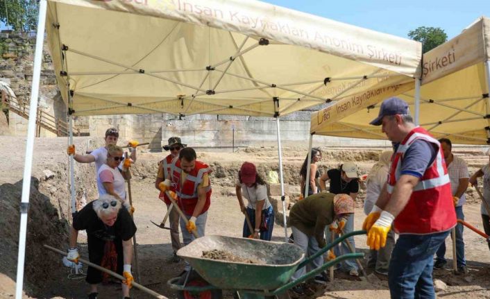 Konuralp Antik Tiyatro kazılarına gönüllü kazı desteği devam ediyor