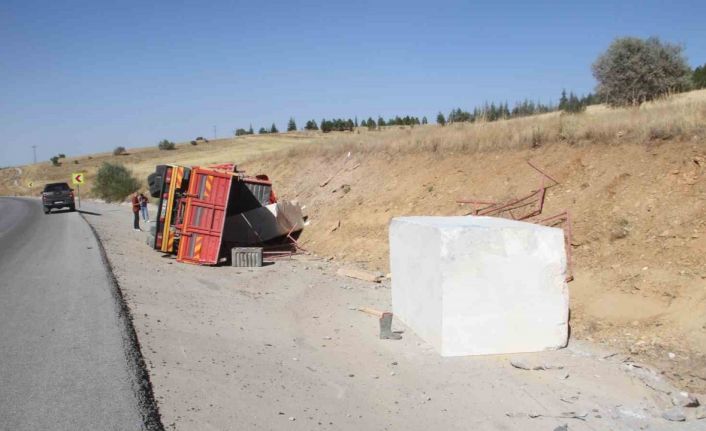 Konya’da mermer blok ve tomruk taşıyan tırlar devrildi: 2 yaralı