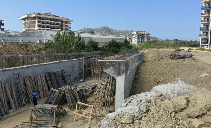 Köprü inşaatında düşen işçi tedavi gördüğü hastanede hayatını kaybetti