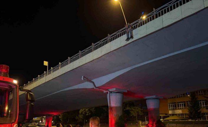 Köprüden atlamak isteyen şahsı polis ikna etti