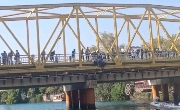 Köprüye çıkan şahsı Özel Güvenlik görevlileri vazgeçirdi