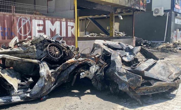 Korku dolu anlar: İşyeri ve hurda araçlar alevlere teslim oldu