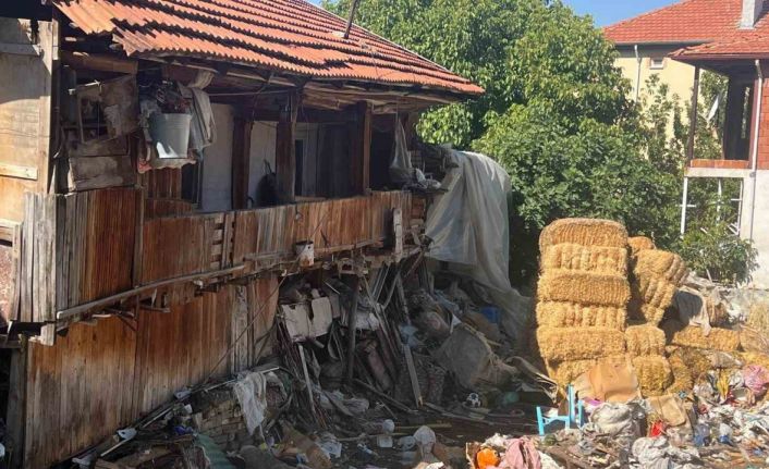 Kötü kokunun kaynağı ortaya çıkınca mahalleli şaşkına döndü