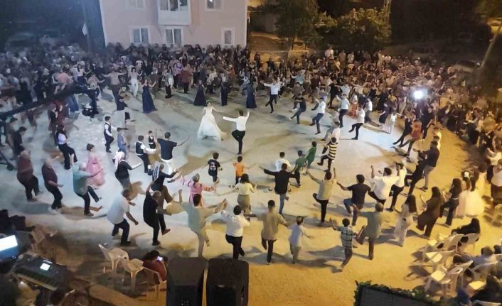 Köy meydanı halk oyunu sahnesine dönüştü: Köylüler Zeybek ve Teke Zortlatması oynadı